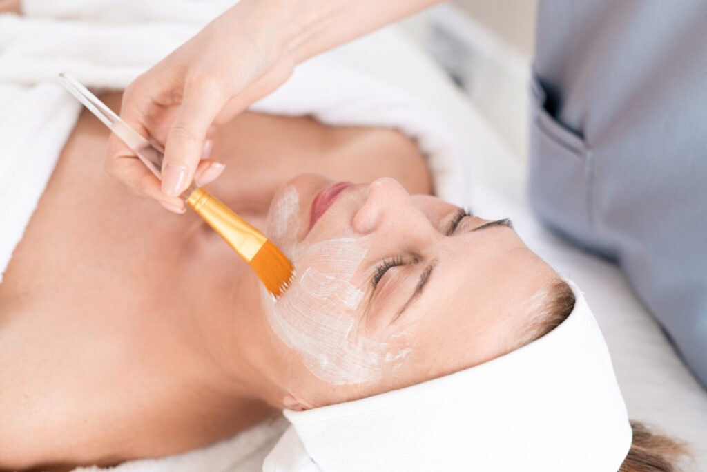 Woman at beauty treatment Kosmetikbehandlung
